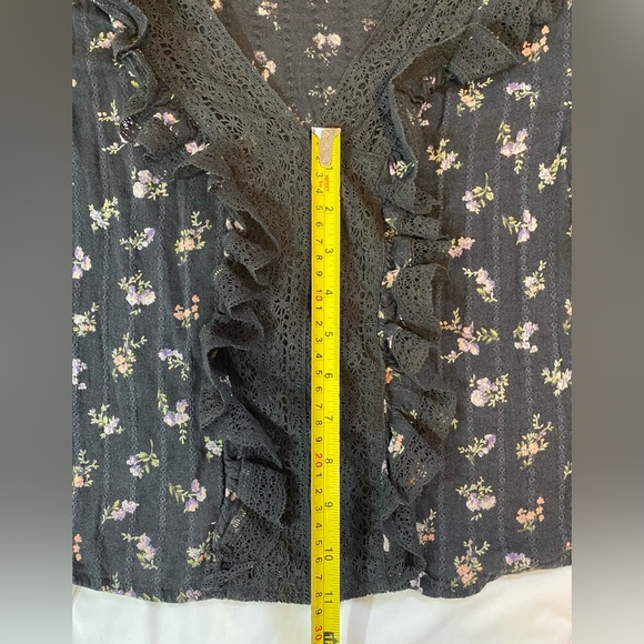 American Eagle Outfitters V Neck Floral Crop Top - Picture 7 of 11